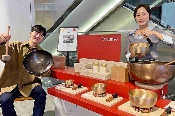 갤러리아명품관 오감소 팝업 매장에서 모델들이 싱잉볼을 선보이고 있다. /사진=갤러리아