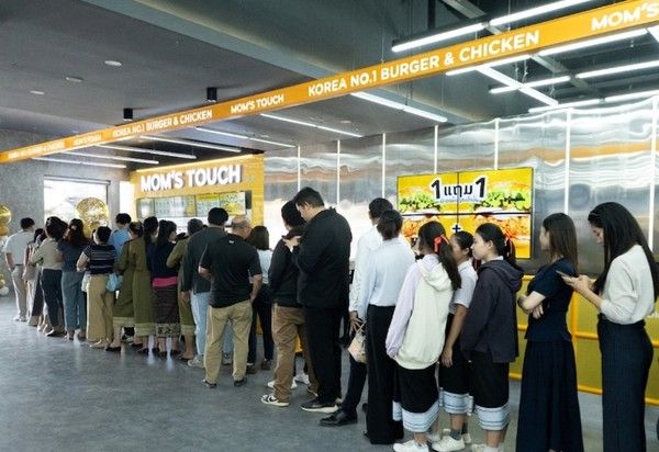 지난달&nbsp;27일 라오스 수도 비엔티안 방사이 지역에 위치한 맘스터치 현지 MF 1호점 오픈 당일&nbsp;라오스 현지 소비자들이 입장 대기 행렬을 이루고 있다. /사진=맘스터치앤컴퍼니