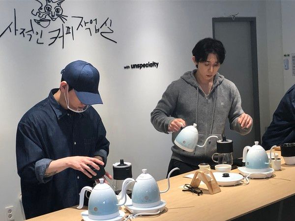 코쿤이 '다시 서울숲' 캠페인의 일환으로 마련된 카페 팝업에서 일일 바리스타로 나선다. /사진=김현정 기자