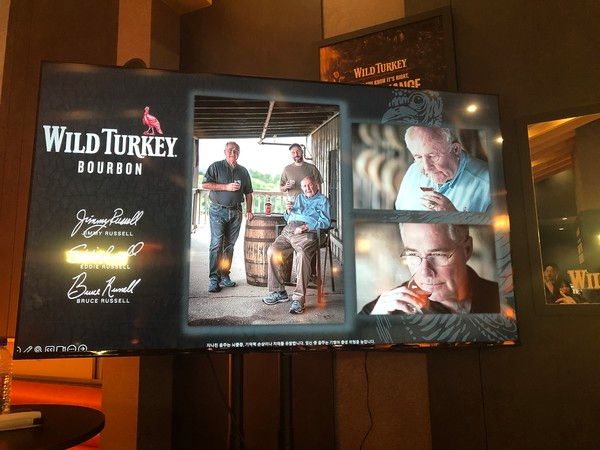 3대에 걸쳐 '와일드 터키'에 근무하는 러셀 가족의 모습. 장기근속 70주년을 맞은 마스터 디스틸러 지미 러셀(우측 위)와 그의 아들 에디 러셀(우측 아래)과 손자 브루스 러셀(왼쪽 모자) /사진=김현정 기자