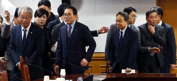 임종룡 우리금융그룹 회장(왼쪽부터)과 조용병 전국은행연합회 회장, 진옥동 신한금융지주 회장이 지난해 서울 중구 은행회관에서 열린 금융감독원장-금융지주회장 간담회에 참석하고 있다. / 사진=뉴시스