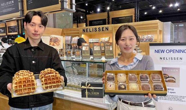 갤러리아백화점 서울 명품관에 4월 1일 오픈한 초콜릿·와플 전문점 '넬리슨'에서 모델들이 초콜릿과 와플 등 디저트 메뉴를 선보이고 있다. /사진=갤러리아백화점