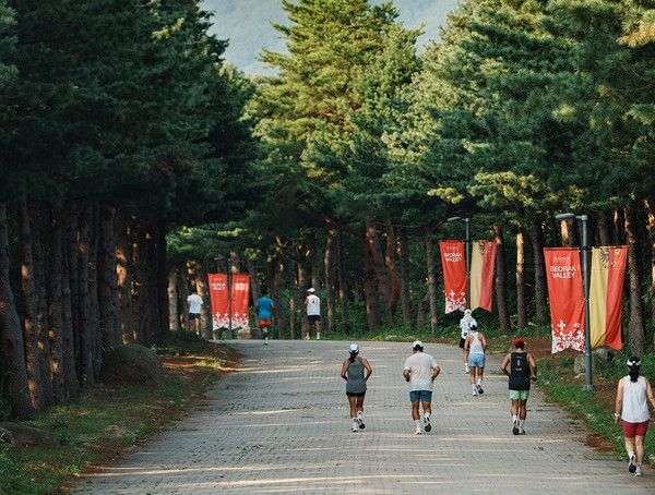 켄싱턴리조트 설악밸리 리조트 내에서 고객들이 러닝을 즐기고 있다. /사진=이랜드파크