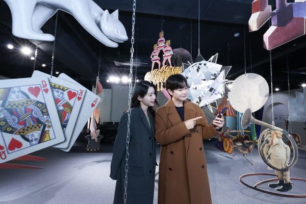 LG유플러스는 서울 강남 복합문화공간 '일상비일상의틈 by U+'에서 진행한 '권오상의 Simplexity :AI, 인간 그리고 예술' 전시가 총 1만5000명의 방문객을 기록하며 마무리됐다고 9일 밝혔다. /사진=LG유플러스