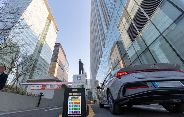 KT는 정부의 자원 안보 위기 대응 정책에 동참하고 전사적인 에너지 절감 문화 확산을 위해 전국 318개 사옥에 차량 5부제를 적용한다고 9일 밝혔다. /사진=KT