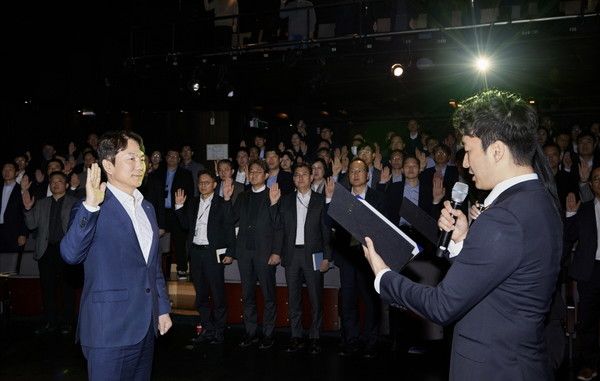 KB손해보험 구본욱 사장(왼쪽)을 비롯한 임원 및 부서장들이 지난 8일 서울 강남구 KB아트홀에서 열린 '소비자서비스헌장' 선포식에서 금융소비자 보호 실천 의지를 다지고 있다. / 사진=KB손해보험.&nbsp;