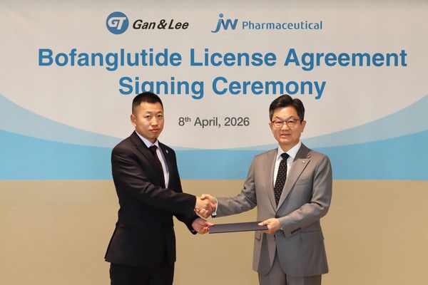 JW중외제약이 지난 8일 중국 간앤리 파마슈티컬스(Gan & Lee Pharmaceuticals)와 GLP-1 수용체 작용제 신약후보물질 '보팡글루타이드'(bofanglutide, 개발코드: GZR-18)에 대한 국내 독점 라이선스-인 계약을 체결했다. 이경하 JW 회장(오른쪽)과 웨이천(Wei Chen) 간앤리 파마슈티컬스 회장이 계약서에 서명한 뒤 기념촬영을 하고 있다. /사진=JW중외제약