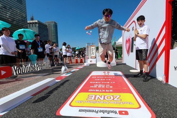 KT는 지난 9일 서울 여의도공원 문화의마당에서 열린 '2026 나는 솔로런' 마라톤 행사에 메인 스폰서로 참여해 'KT와, 더 가벼워 GYM' 체험형 부스를 운영하고 행사를 성황리에 마무리했다고 10일 밝혔다. '2026 나는 솔로런' KT 체험 부스에서 고객들이 체험하는 모습이다. /사진=KT