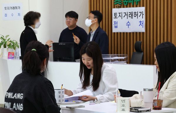 다주택자 양도소득세 중과 유예 종료일인 9일 서울 송파구청을 찾은 민원인들이 휴일 만들어진 토지거래허가 임시 접수처에서 관계 공무원과 상담하고 있다. /사진=연합뉴스