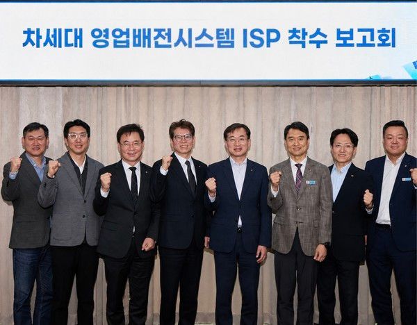 LG CNS 공공·통신·교육AX사업담당 이호군 상무(왼쪽 4번째)와 한국전력 백우기 영업본부장(오른쪽 4번째) 등 관계자들이 착수보고회에서 기념사진을 촬영하는 모습. /사진=LG CNS