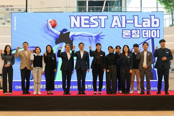 지난 8일 강승준 신보 이사장(왼쪽에서 다섯 번째)과 이억원 금융위원장(왼쪽에서 여섯 번째)이 'NEST AI-Lab' 론칭 기념식에 참석해 행사 관계자들과 함께 기념 촬영을 하고 있다. / 사진=신용보증기금