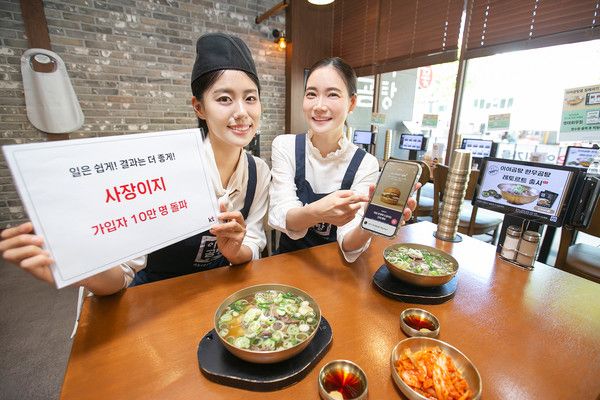 KT의 소상공인 전용 통합 플랫폼 ‘사장이지’가 출시 11개월 만에 가입자 10만 명을 돌파하고, 신규 기능인 근태관리 서비스를 새롭게 도입한다. 모델이 KT의 매장 운영에 필요한 정보와 서비스를 한 곳에 모은 소상공인 플랫폼 사장이지를 소개하고 있다. /사진=KT