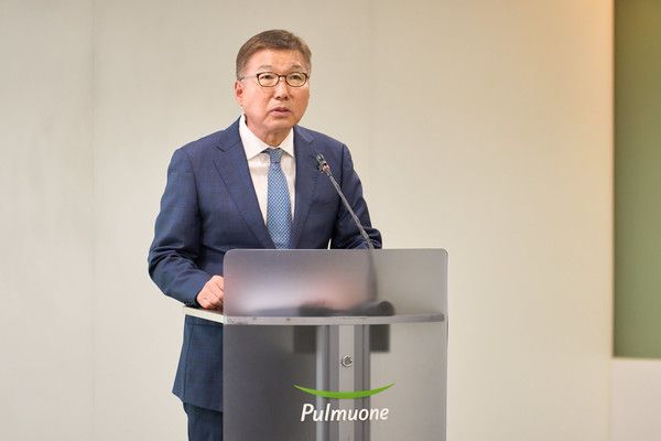 풀무원이&nbsp;12일 서울 강남 수서 본사에서 창사&nbsp;42주년 기념식을 개최하고 '신경영선언' 실행 고도화를 통해 글로벌&nbsp;No.1&nbsp;지속가능식생활기업으로 도약하겠다는 의지를 밝혔다. (이우봉 총괄CEO의 기념사 모습) /사진=풀무원