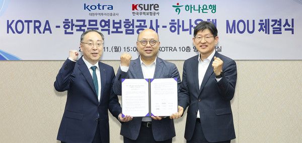 하나은행은 지난 11일 대한무역투자진흥공사(코트라), 한국무역보험공사와 함께 국내 수출기업의 안정적인 해외진출 및 수출확대 지원을 위한 업무협약을 체결했다.&nbsp;이날 코트라 본사에서 진행된 협약식에서 이정현 외환사업단 상무(사진 왼쪽)가 강상엽 코트라 부사장(사진 가운데), 장진욱 한국무역보험공사 부사장(사진 오른쪽)과 함께 협약서를 들고 기념 촬영을 하고 있다. / 사진=하나은행