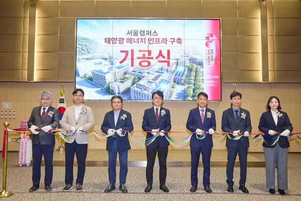 SK텔레콤(SKT)은 고려대 서울캠퍼스에 태양광 에너지 인프라를 구축하고, 캠퍼스 내에서 생산한 태양광 전기를 학교 운영에 직접 활용하는 에너지 모델을 구현한다고 13일 밝혔다. 12일 고려대 서울캠퍼스에서 기공식 후 기념 촬영 중인 김구영 SKT 엔터프라이즈사업본부장(왼쪽 다섯번째), 정순영 고려대 교무부총장(왼쪽 네번째)과 관계자들의 모습. /사진=SKT
