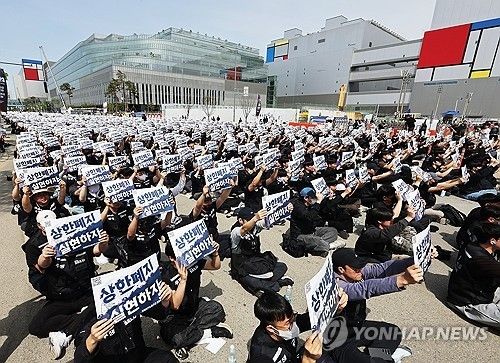 지난달 23일 경기도 평택시 삼성전자 평택캠퍼스 앞에서 열린 삼성전자 노동조합 공동투쟁본부의 '투명하게 바꾸고, 상한폐지 실현하자-4/23 투쟁 결의대회'에서 조합원들이 구호를 외치고 있다. /사진=연합뉴스