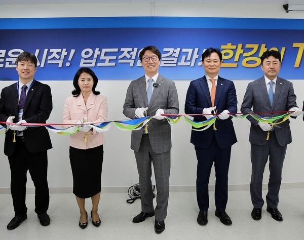 곽희필 ABL생명 대표이사(가운데)와 유희영 한강지점장(왼쪽에서 두 번째)을 비롯한 내빈들이 개소식에서 테이프 커팅식을 진행하고 있다. / 사진=ABL생명