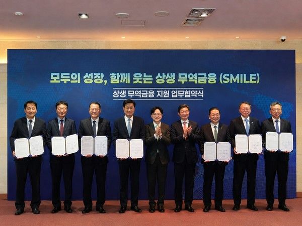 (왼쪽부터) 장영진 한국무역보험공사 사장, 최성안 삼성중공업 대표이사, 김희철 한화오션 대표이사, 이상균 HD현대중공업 대표이사, 김정관 산업통상부장관, 이억원 금융위원장, 이호성 하나은행장, 정진완 우리은행장, 정상혁 신한은행장이 협약 체결 후 기념 촬영을 하고 있다. / 사진-우리은행