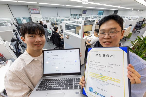 KT가 클라우드 기반 구독형 AICC 솔루션 ‘에이센'(A’cen)의 클라우드 서비스 보안인증(CSAP)을 갱신해 2031년까지 공공시장에 안정적인 AI 상담 서비스를 지원할 계획이라고 14일 밝혔다. KT 직원들이 KT AICC 솔루션의 CSAP 인증서를 들고 있는 모습. /사진=KT