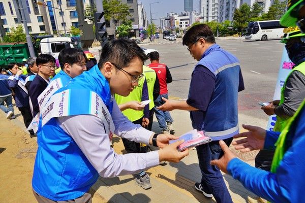 지난 14일 경기도 평택시 고덕동 건설 현장에서 우리은행과 서민금융진흥원 임직원들이 불법사금융 피해 예방 캠페인을 실시하고 있다. / 사진=우리은행