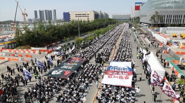 지난달 23일 경기도 평택시 삼성전자 평택캠퍼스 앞에서 열린 삼성전자 노동조합 공동투쟁본부의 '투명하게 바꾸고, 상한폐지 실현하자-4/23 투쟁 결의대회'에서 조합원들이 구호를 외치고 있다. /사진=연합뉴스