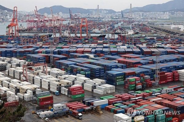 부산항 신선대부두, 감만부두에 쌓여 있는 컨테이너 모습 / 사진=연합뉴스