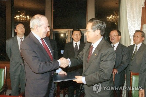 1997년 12월 3일 당시 임창렬 부총리 겸 재정경제원 장관(오른쪽)이 세종로 정부청사에서 미셸 캉드쉬 총재에게 IMF&nbsp; 긴급 자금지원을 받기 위한 의향서를 서명해 전달하고 있다.&nbsp;/ 사진=연합뉴스