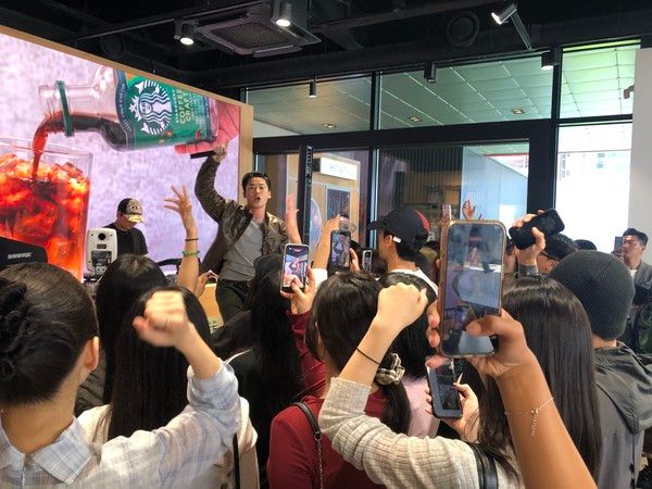 15~17일 서울 성수 차봇에서 열리는 '스타벅스 커피 크래프트' 팝업의 '모닝 커피 레이브' 공연에서 15일 쿠기가 공연하고 있다. /사진=김현정 기자