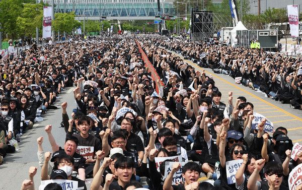 지난달 23일 경기도 평택시 삼성전자 평택캠퍼스 앞에서 열린 삼성전자 노동조합 공동투쟁본부의 '투명하게 바꾸고, 상한폐지 실현하자-4/23 투쟁 결의대회'에서 조합원들이 구호를 외치고 있다. /사진=연합뉴스