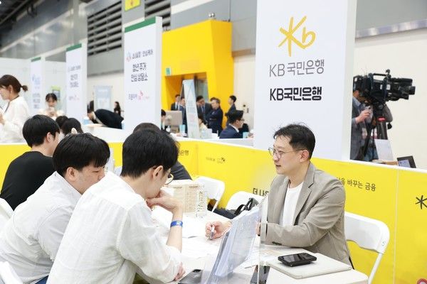 KB국민은행 자산관리 전문가가 지난 17일 서울 양재동 aT센터에서 열린 '젊은 한국 청년취업·멘토링 콘서트'에서 청년들의 금융 고민을 상담하고 있다. / 사진=KB국민은행