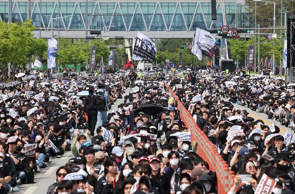 지난달 23일 경기도 평택시 삼성전자 평택캠퍼스 앞에서 열린 삼성전자 노동조합 공동투쟁본부의 '투명하게 바꾸고, 상한폐지 실현하자-4/23 투쟁 결의대회'에서 노조 깃발이 입장하고 있다. /사진=연합뉴스