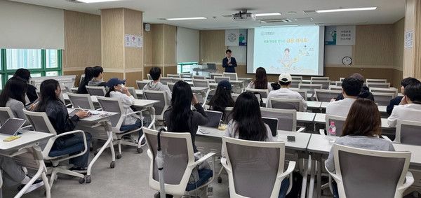 BNK경남은행 전승일 팀장이 인제대학교 대학생들에게 '꿈을 현실로 만드는 금융 레시피'라는 주제로 금융교육을 하고 있다. / 사진=BNK경남은행