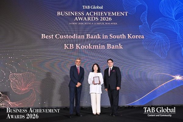 지난 14일(현지 시각) 말레이시아 쿠알라룸푸르에서 열린 'The Asian Banker Global Financial Markets Awards 2026'에서 KB국민은행 이영주 수탁사업본부장(가운데)이 수상하고 있다. / 사진=KB국민은행