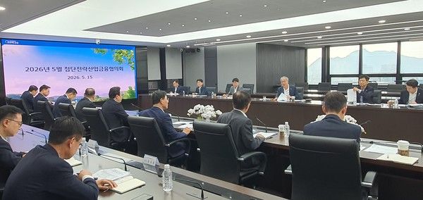 우리금융그룹은 지난 15일 임종룡 회장(뒷줄 오른쪽 세번째) 주재로 '5월 첨단전략산업금융협의회'를 개최했다. 이번 5월 협의회에서는 청년과 중저신용자를 중심으로 한 금융지원 확대 방안이 중점 논의됐다. / 사진=우리금융그룹