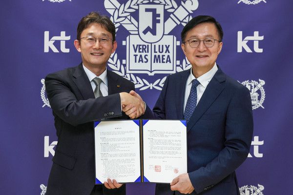 KT와 서울대학교가 AI 정보보안 분야 인재양성, 산학 연구협력, 기술교류 및 공동 협력 기반 조성을 위한 양해각서를 체결했다고 20일 밝혔다. KT와 서울대학교가 서울대학교 총장공관에서 산학협력을 위한 양해각서 체결 후 기념사진을 찍고 있는 모습. (왼쪽부터) 박윤영 KT 대표이사, 서울대학교 유홍림 총장. /사진=KT