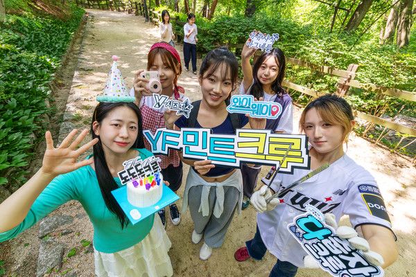 최근 Z세대 사이에서 관심사와 취향을 기반으로 모여 활동하는 '크루' 문화가 확산되고 있는 가운데, KT가 대학생 오프라인 캠페인 프로그램 'YF 민트크루'를 선보이고 참여자를 모집한다고 21일 밝혔다. KT그룹 대학생 마케터 'Y퓨처리스트'가 'YF 민트크루' 모집을 소개하는 모습. /사진=KT