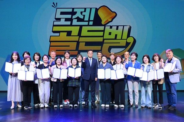 시니어 강사 양성 교육을 수료한 시니어 강사들이 박진우 은행연합회 상무와 기념 촬영을 하고 있다. / 사진=은행연합회