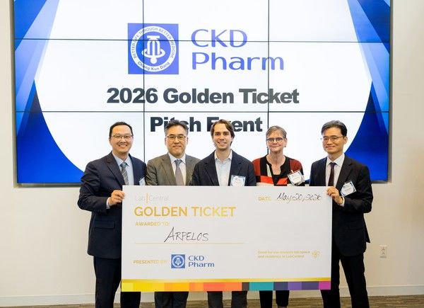 20일(현지시간) 미국 보스턴에서 열린 '2026 CKD Pharm Golden Ticket' 행사에서 (오른쪽부터) 종근당 김재순 부사장과 데브라 피티(Debra Peattie) 박사, Arpelos Biosciences CTO 루시아노 산톨라니(Luciano Santollani), 종근당 김선홍 연구기획실장, CKD USA 김호원 법인장이 기념촬영을 하고 있다. /사진=종근당