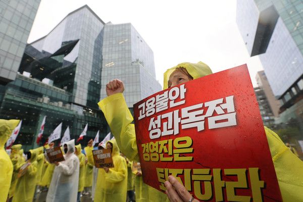 전국화학섬유식품산업노동조합 카카오지회(카카오 노조) 조합원들이 지난 20일 경기도 성남시 판교역 광장에서 '2026 임단협 승리 결의대회'를 열고 구호를 외치고 있다. /사진=연합뉴스