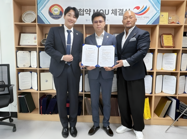 전국동포총연합회 김호림 총회장(가운데)과 굿파이터즈이엔티 김태진 대표(왼쪽), 육진수 회장(오른쪽)이 지난 21일 업무협약을 체결한 후 기념 촬영을 하고 있다. /사진=굿파이터즈
