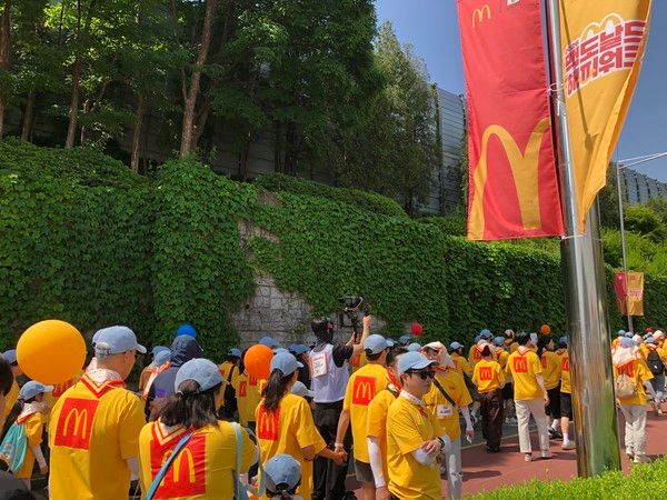 김기원 한국맥도날드 대표와 제프리 존스 RMHC Korea 대표, 협력사 임직원, 강민재 어린이 등이 기부금 전달 기념사진을 찍고 있다. /사진=김현정 기자