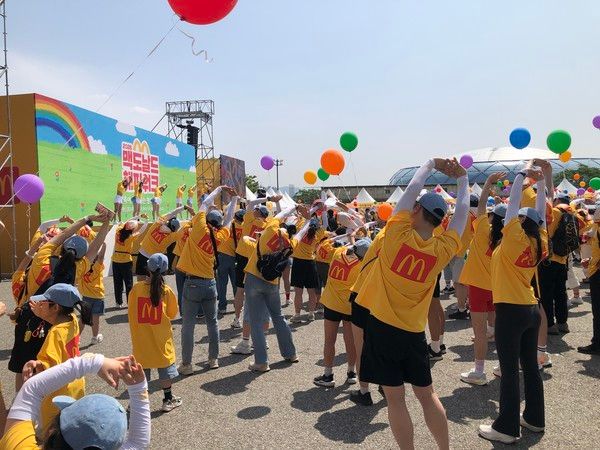 ‘2026 맥도날드 해피워크‘에서 참가자들이 프로야구 치어리더단과 함께 걷기 전 스트레칭을 하고 있다. /사진=김현정 기자