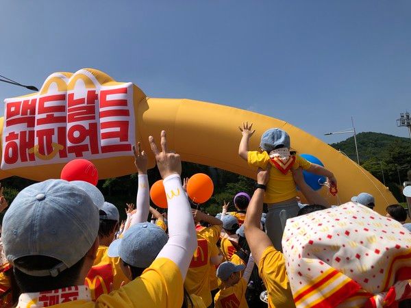 24일 진행된 '2026 맥도날드 해피워크'에서 참가자들이 걷기 대회 스타트선을 앞두고 있다. /사진=김현정 기자