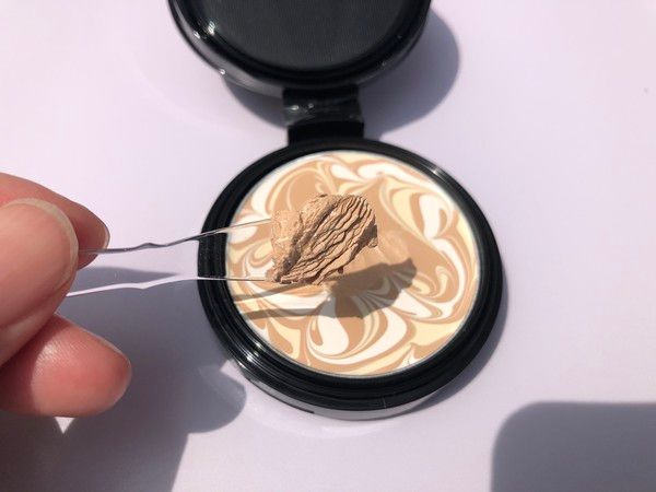 '시그니처 에센스 팩트 인텐스 커버'는 브랜드 독자 특허 기술인 '에센스 포켓 기술'을 적용해 고체 파운데이션 안에 에센스를 71% 함유했다. 기자가 직접 스파츌라로 팩트 커버를 젓자 촉촉한 에센스가 배어나왔다. /사진=김현정 기자