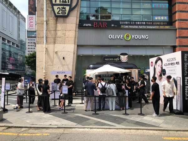 25~27일 올리브영 홍대공항철도역점 인근에서 운영되는 에이지투웨니스의 무빙 팝업 모습 /사진=김현정 기자