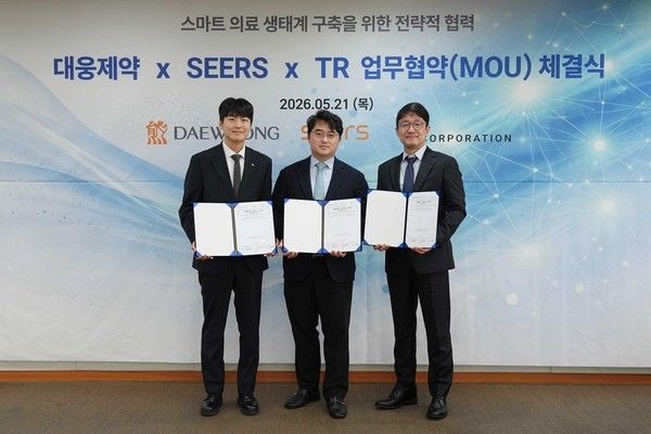김병수 티알 대표, 이창재 대웅제약 대표, 이영신 씨어스 대표(왼쪽부터)가 기념 촬영을 하고 있다. / 사진=대웅제약