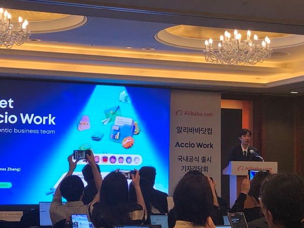 제임스 장 알리바바닷텀 글로벌 셀러 제품 및 서비스 겸 아시아태평양(APAC) 지역 바이오 성장 부문 총괄이&nbsp;28일 서울 중구 롯데호텔에서 열린 중소기업을 위한 에이전틱 AI 비즈니스 팀 '액시오워크'의 국내 공식 출시를 발표하는 기자간담회에서 구체적인 기능을 소개하고 있다. /사진=김현정 기자