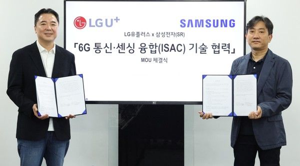 LG유플러스는 삼성전자와 통신·센싱 융합 기술 연구개발 협력을 위한 양해각서(MOU)를 체결했다고 29일 밝혔다. 27일 오전 서울 강서구 LG사이언스파크 마곡사옥에서 열린 협약식에 이상엽 LG유플러스 CTO(왼쪽)와 정진국 삼성리서치 차세대통신연구센터장이 기념촬영을 하고 있다. /사진=LG유플러스