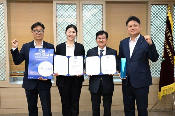 NH농협손해보험은 한국능률협회컨설팅(KMAC)에서 주관하는 '2026 한국산업서비스품질지수(KSQI) 콜센터 부문' 조사에서 12년 연속 우수 콜센터로 선정됐다고 28일 밝혔다. 송춘수 대표이사(사진 오른쪽 두 번째)가 기념 촬영을 하고 있다. / 사진=NH농협손해보험