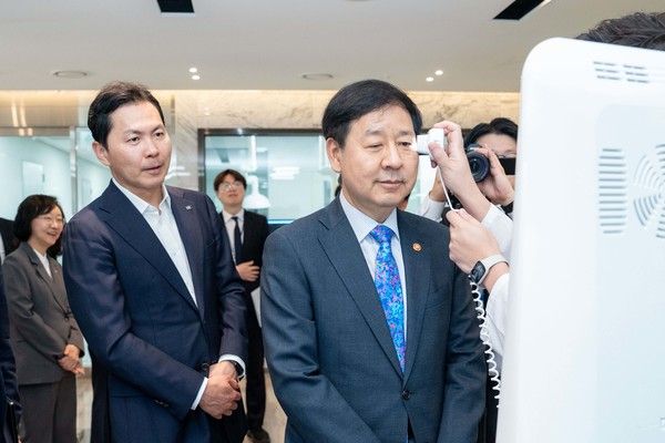 한국콜마 종합기술원을 방문한 구윤철 경제부총리가 한국콜마가 개발한 AI 피부진단 기기인 ‘카이옴’을 체험하고 있다. /사진=한국콜마